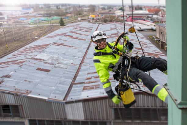 Técnico de ANARA VERTICALES realizando trabajos de mantenimiento industrial en altura