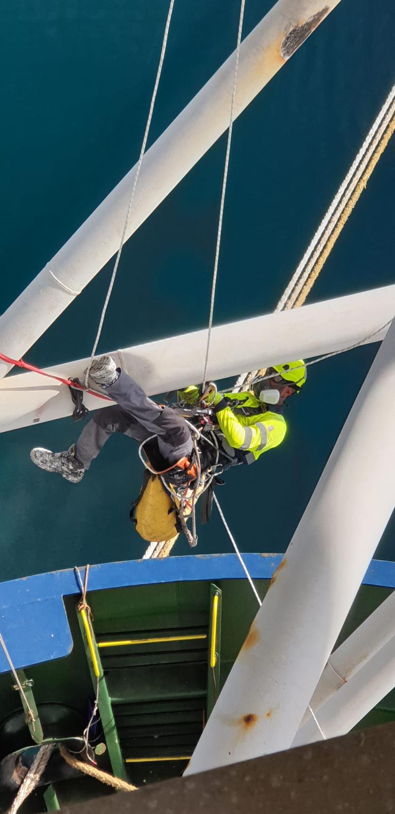 Especialista realizando mantenimiento en altura sobre una estructura naval