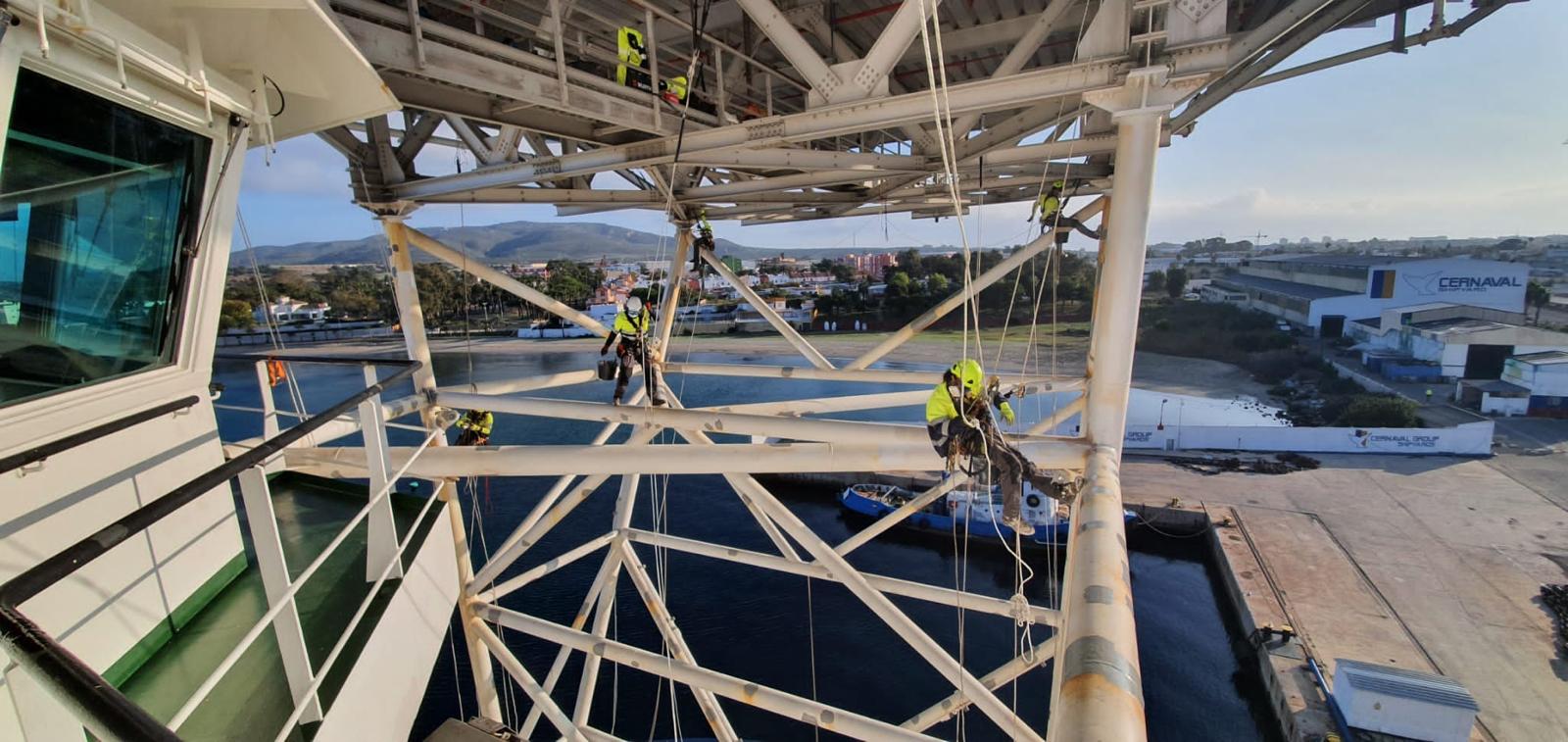 Equipo de trabajos verticales interviniendo en la estructura superior de un buque