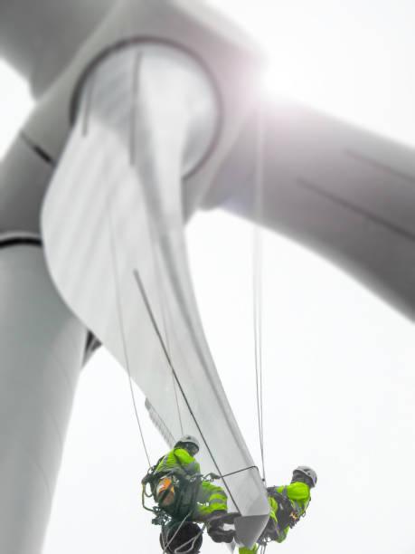 Técnicos realizando mantenimiento vertical en la pala de un aerogenerador