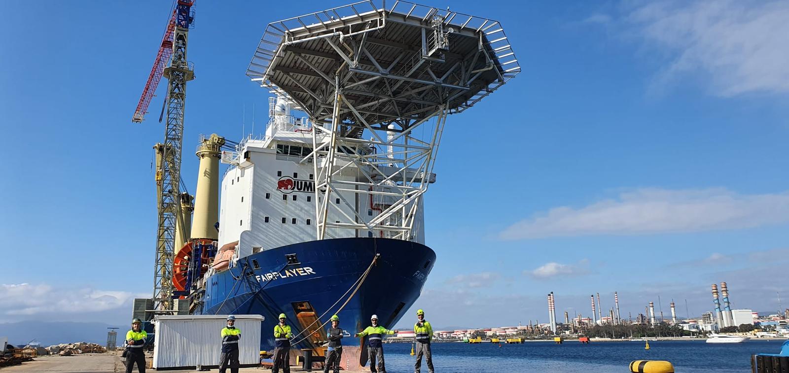 Equipo de ANARA VERTICALES ante un buque en trabajos de mantenimiento naval